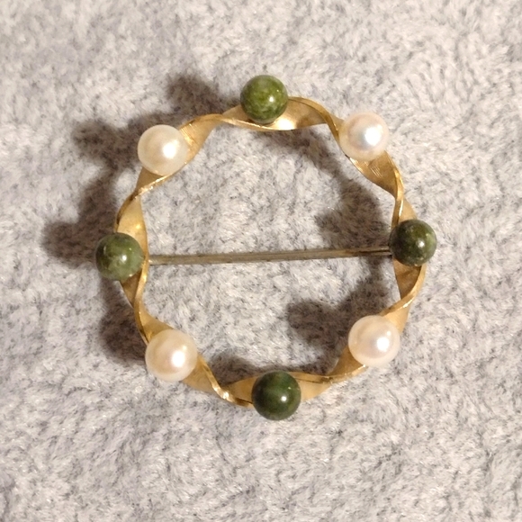 Krementz Jewelry - True Vtg. 1940s KREMENTZ 10k Gold Wreath Brooch, Cultured Pearls Green Agate